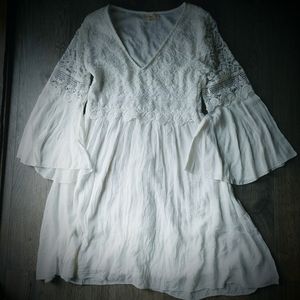 Easel Los Angeles Ivory White Boho Lace and Soft Crepe Dress Trumpet Sleeve Sz S